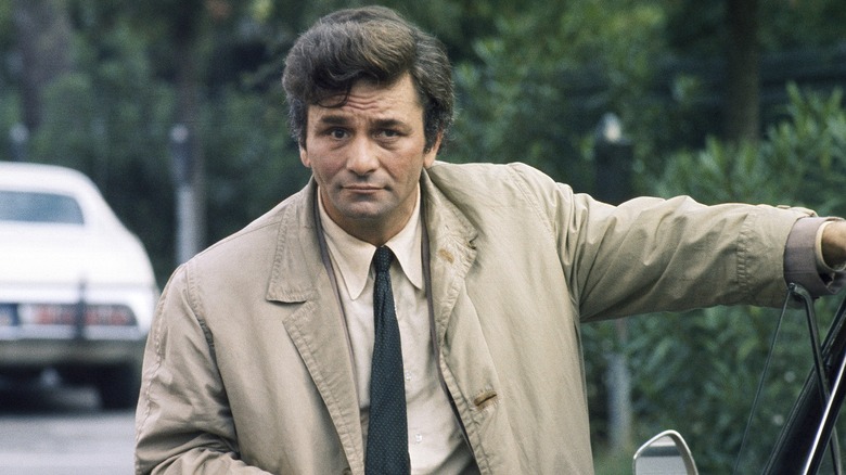 Columbo closing door to vehicle (1974)