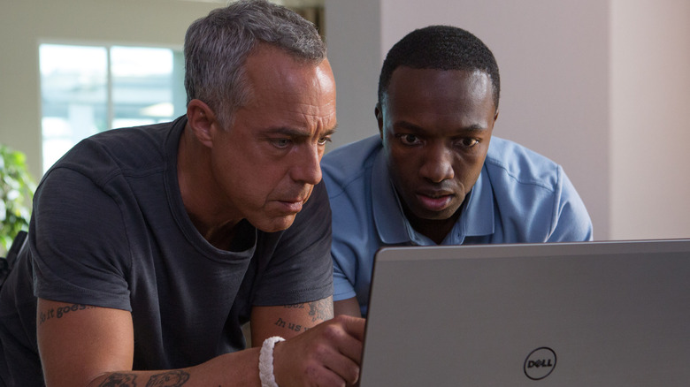 Jerry Edgar and Harry Bosch reading something on a laptop in Bosch