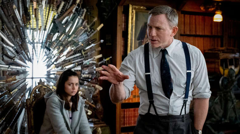 Benoit Blanc questions the Drysdale family in "Knives Out" (2019)