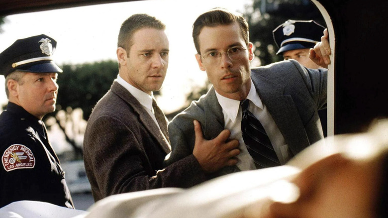 Exley and White look at a dead body in "L.A. Confidential" (1997)