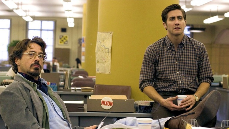 Robert Graysmith and Paul Avery watch a news report in "Zodiac" (2007)