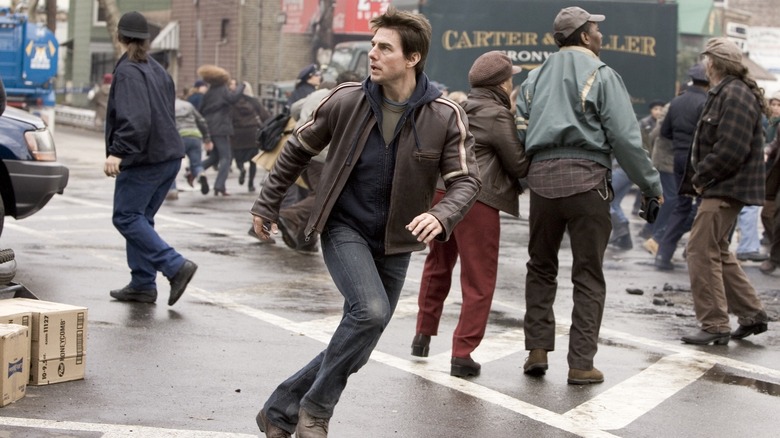Ray racing through the streets in "War of the Worlds" (2005)