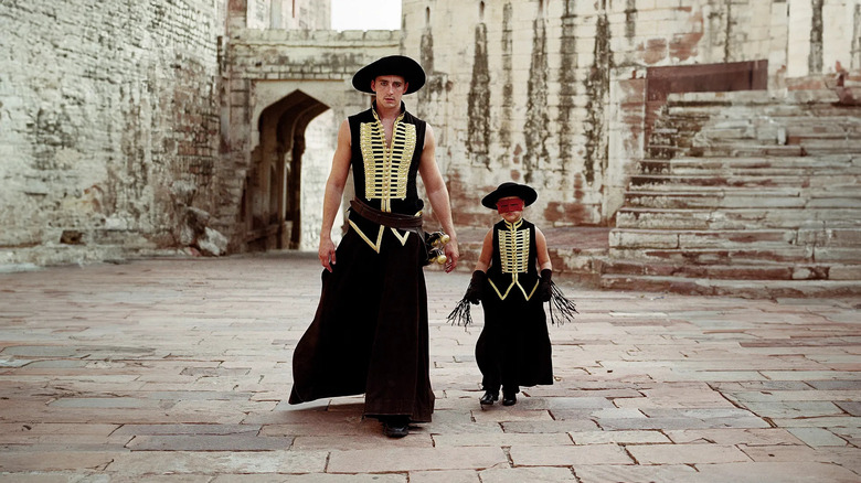 The Black Bandit and his daughter arrive at some ruins in The Fall (2006)