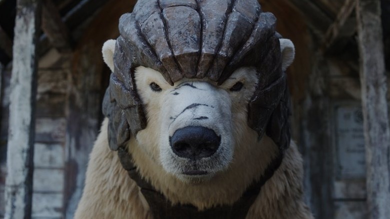 Iorek Byrnison looming in his armor, with scars across his nose, in His Dark Materials (2019)