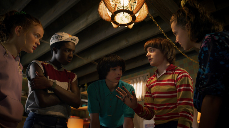 Max, Lucas, Mike, Will, and Eleven hatching a plan in Season 3