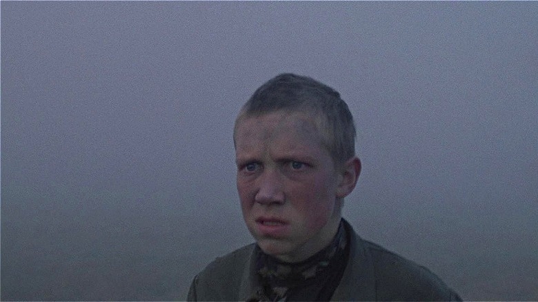 Flyora standing in fog in Come and See (1985)