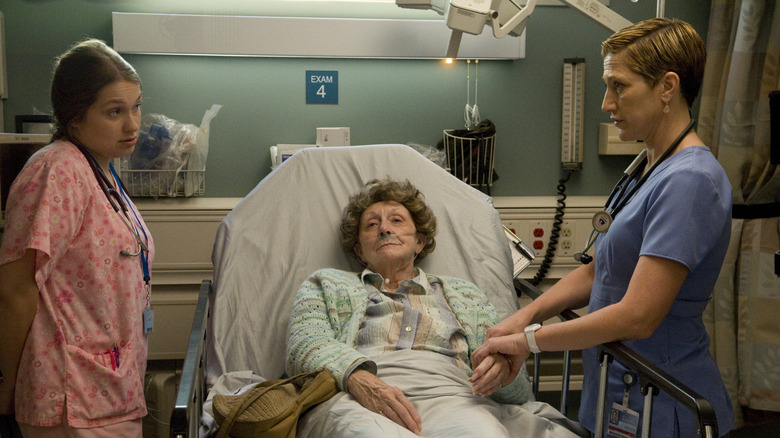 Jackie and Zoey attend to a patient in "Nurse Jackie"