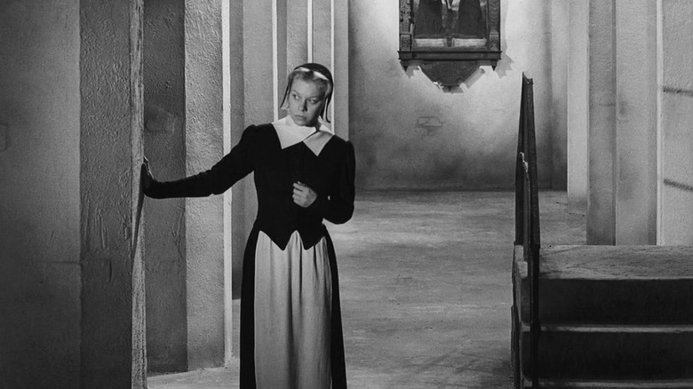 Anne peering around the corner in Day of Wrath (1943)