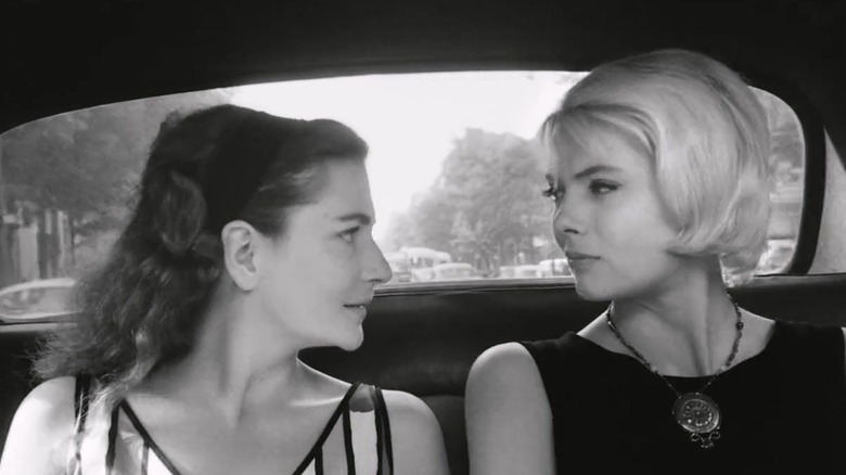 Cléo carrying on a conversation in a car in Cléo from 5 to 7 (1962)