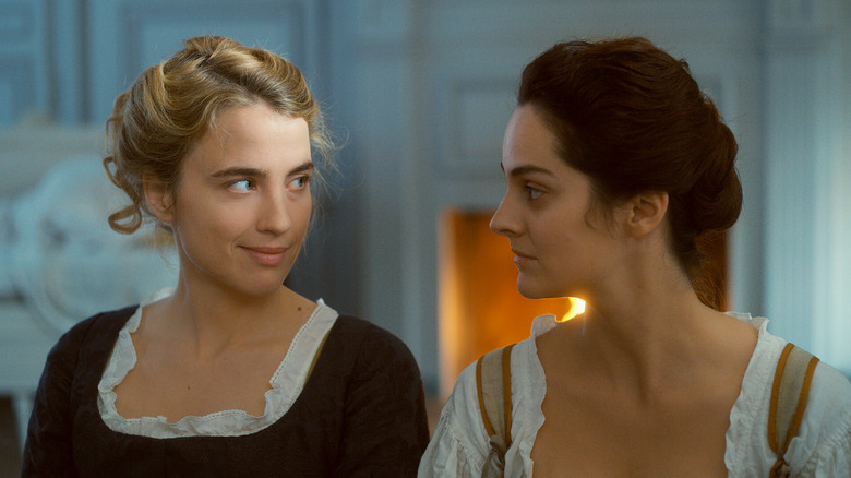 A tender moment between the two leads of Portrait of a Lady on Fire (2019)