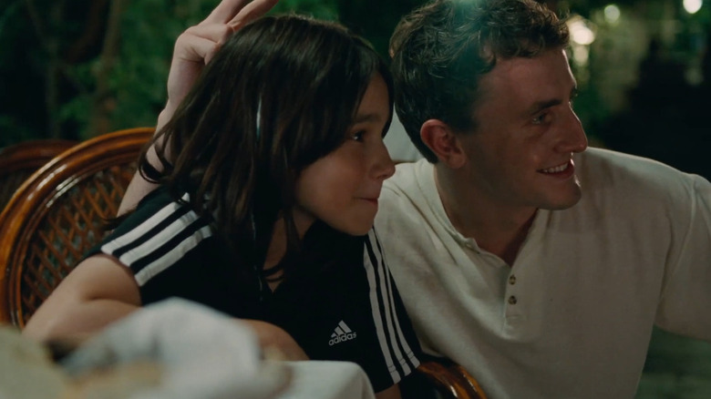 Sophie and Callum on vacation in Aftersun (2022)