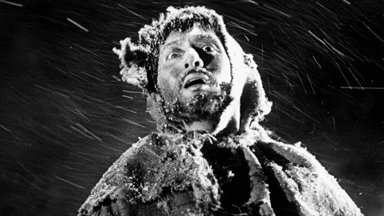 Kaji looking haunted in the snow in The Human Condition III: A Soldier's Prayer (1961)