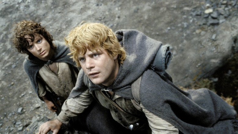 Frodo and Samwise ducking down in The Lord of the Rings: The Return of the King (2003)