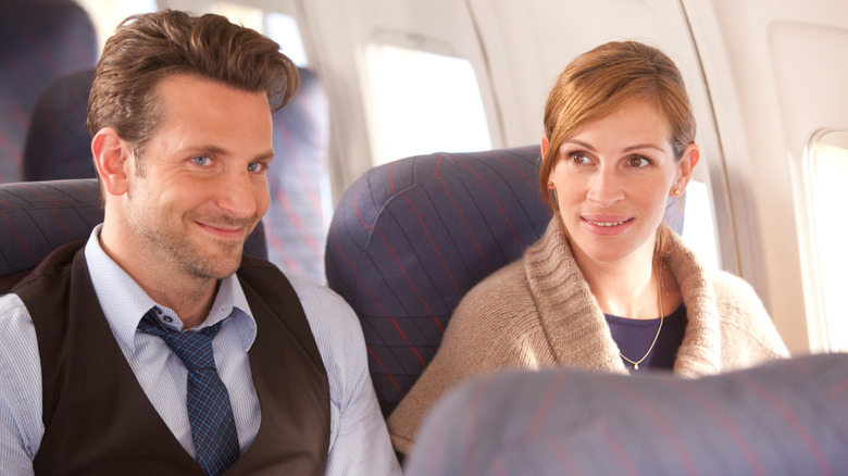 Kate and Holden meet-cute on a plane in "Valentine's Day" (2010)