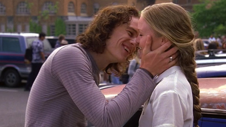 Patrick kisses a disgruntled Kat in a parking lot in "10 Things I Hate About You" (1999)
