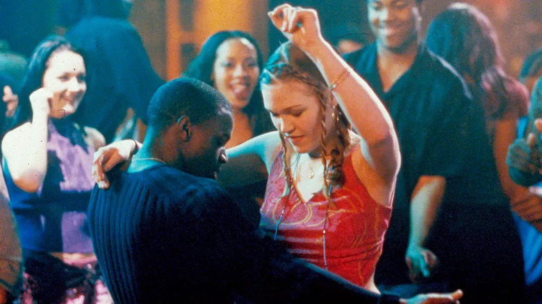 Derek and Sara dancing close in a night club while friends cheer them on in "Save the Last Dance" (2001)