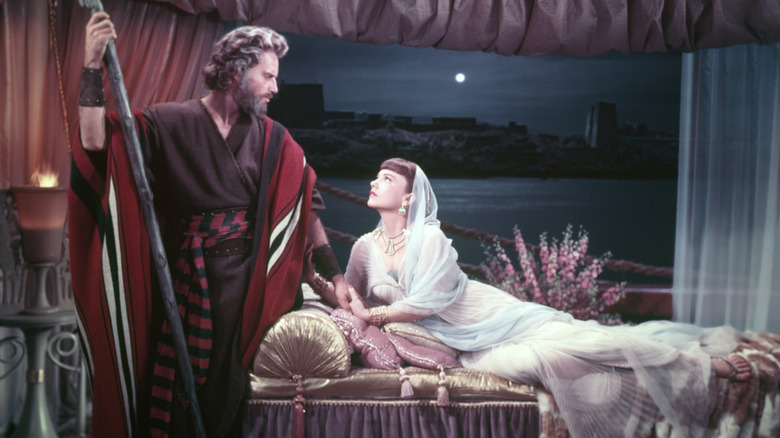 Moses speaks with Nefretiri