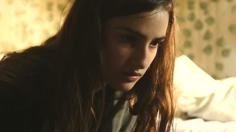 Verónica looking downward in shadows in Veronica