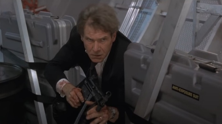   Harrison Ford sostenint una metralladora
