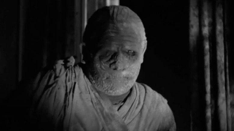 Kharis walking toward Professor Stephen Banning in "The Mummy's Tomb"