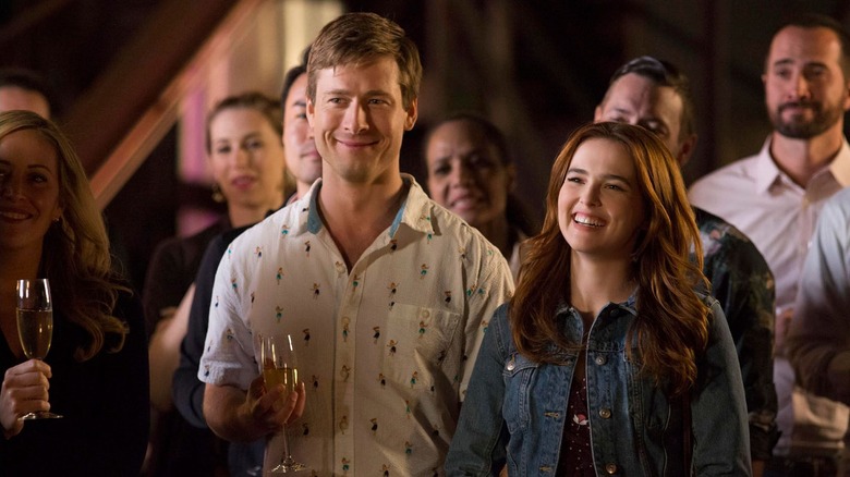 Glen Powell and Zoey Deutsch smiling