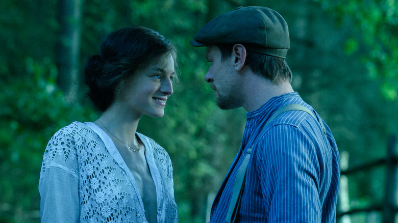 Emma Corrin as Connie smiling at Jack O'Connell as Oliver in Lady Chatterley's Lover (2022)