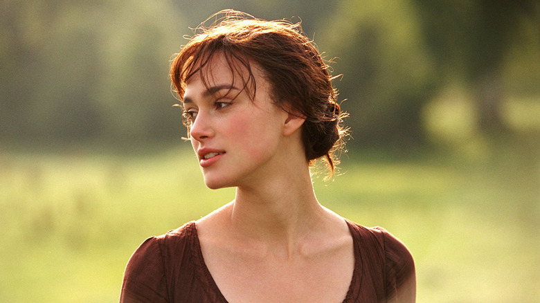 Keira Knightley as Lizzy standing in a field in Pride & Prejudice (2005)