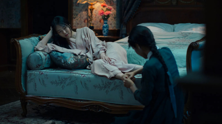 Kim Tae-ri as Nam massaging Kim Min-hee as Lady Hideko's feet on a fainting couch in The Handmaiden (2016)
