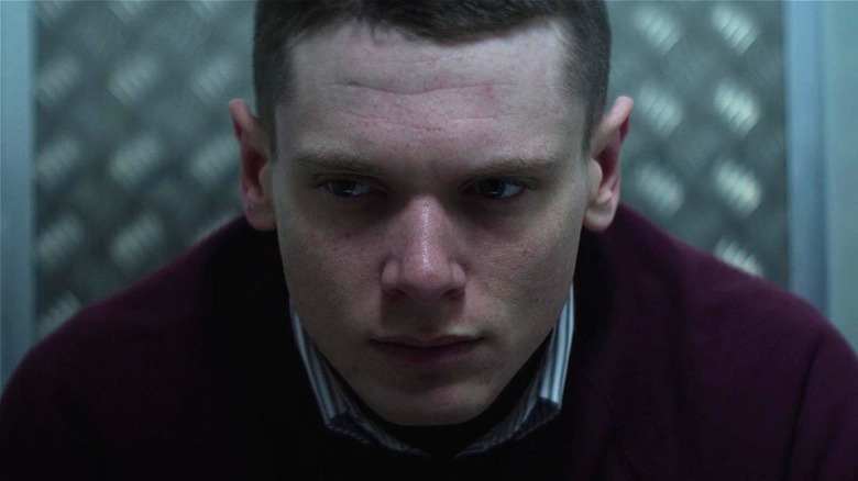 Eric glancing to the side in Starred Up (2013)