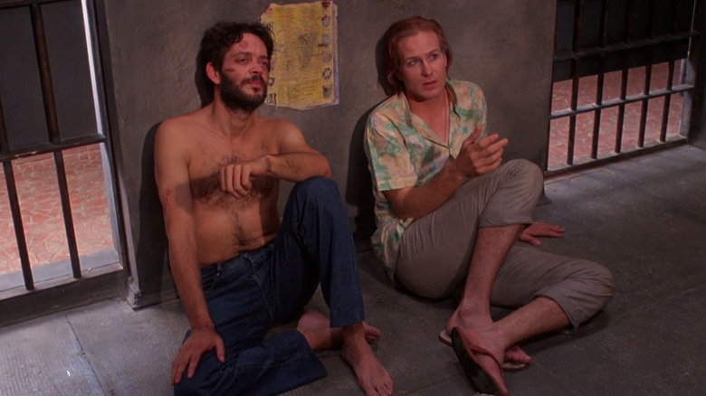 Valentin and Luis talking in their cell in Kiss of the Spider Woman (1985)