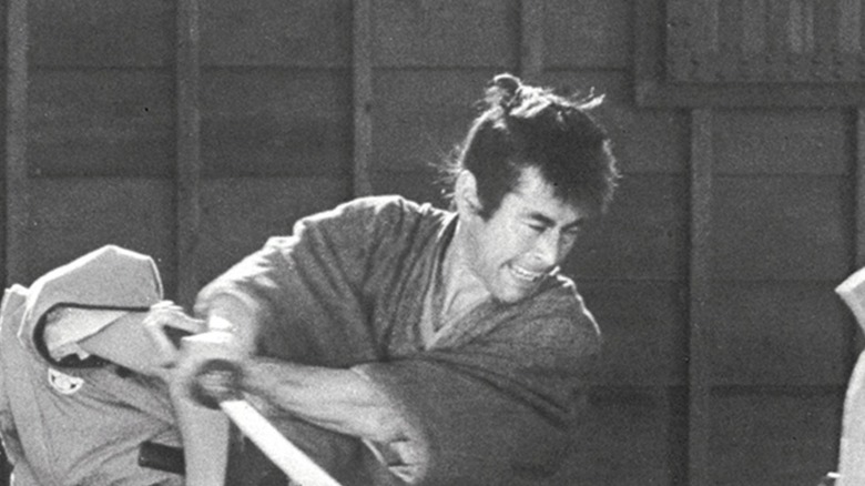 Tsuruchiyo Niiro fighting a couple of warriors in Samurai Assassin