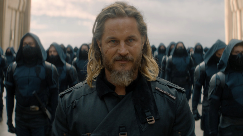 Desmond Hart standing before a group of soldiers in 