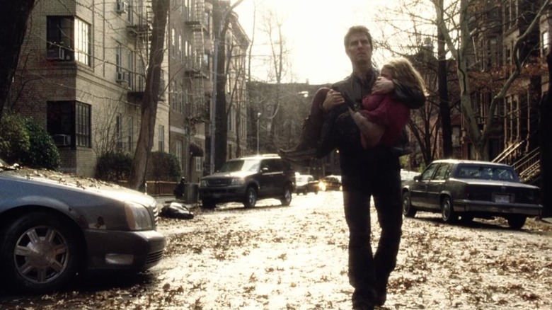 Ray carrying his daughter in "War of the Worlds" (2005)