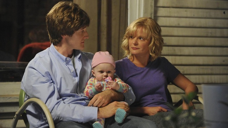 Jimmy, Virginia, and Hope sitting on the porch in "Raising Hope"