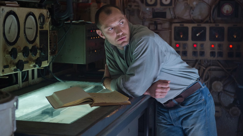 Captain Robinson going over his plan in Black Sea (2014)