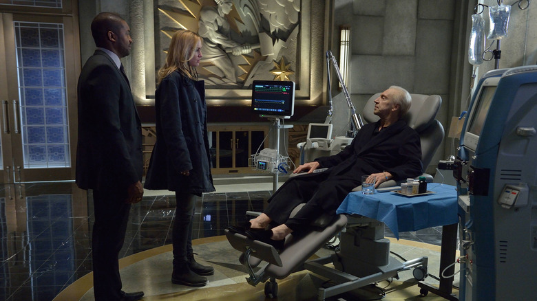 Reggie Fitzwilliam and Dutch Velders speaking with Eldritch Palmer as he sits in an advanced medical chair in The Strain (2014)