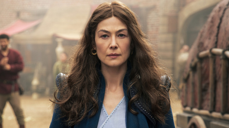 Moiraine Damodred stands in a village street in "The Wheel of Time" (2021-present)