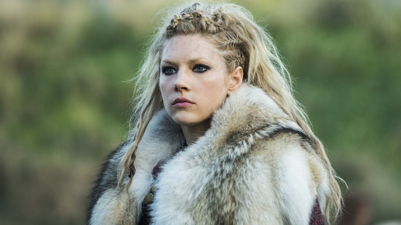 Lagertha looking into distance regally (2015)