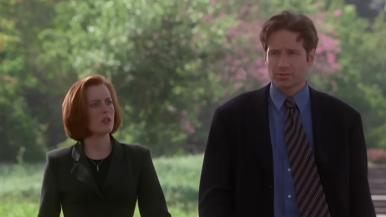 Dana Scully and Fox Mulder walking together in The X-Files: Fight the Future