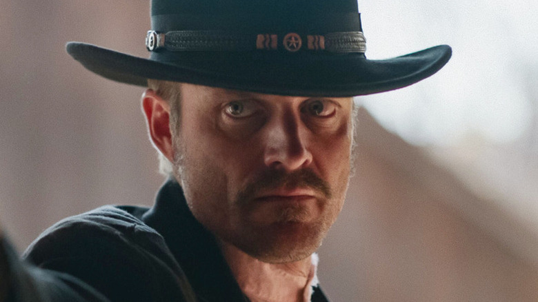 Wyatt Earp looking to his right in "Wyatt Earp and the Cowboy War" (2024)