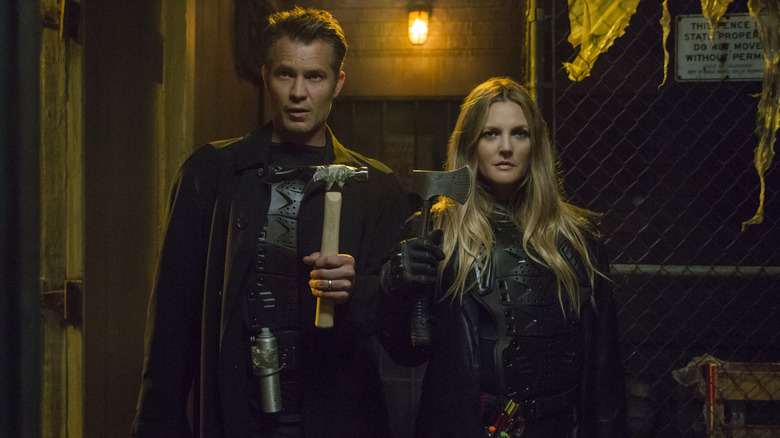 Sheila and Joel brandish hammers in "Santa Clarita Diet"