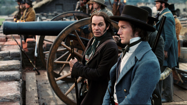 Davy Crockett inspecting the cannons in The Alamo (2004)