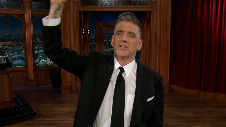 Craig Ferguson waves to the audience