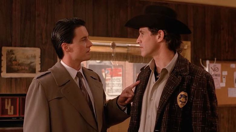 Agent Cooper talks to Sheriff Truman in "Twin Peaks"