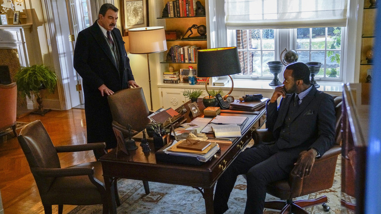 Frank and Darnell talk in "Blue Bloods"