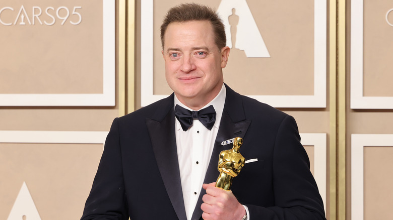 Brendan Fraser stands with Oscar 