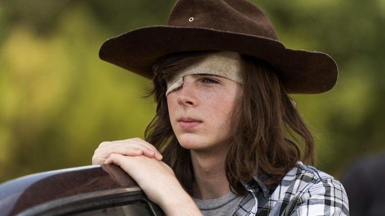 Carl Grimes basado en la puerta de un auto en The Walking Dead