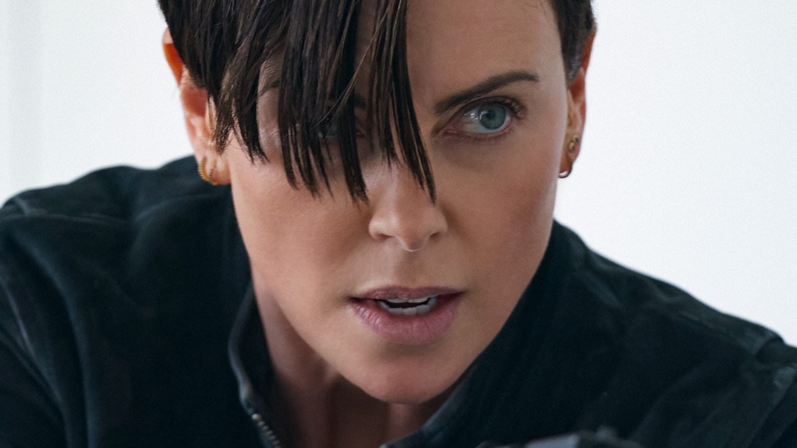 Charlize Theron Needed Shoulder Surgery After Filming The Old Guard 2 Due To Yet Another On-Set Injury Charlize Theron Needed Shoulder Surgery After Filming The Old Guard 2 Due To Yet Another On-Set Injury