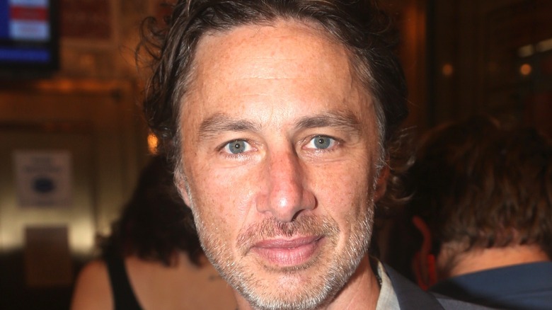 Zach Braff poses at event 