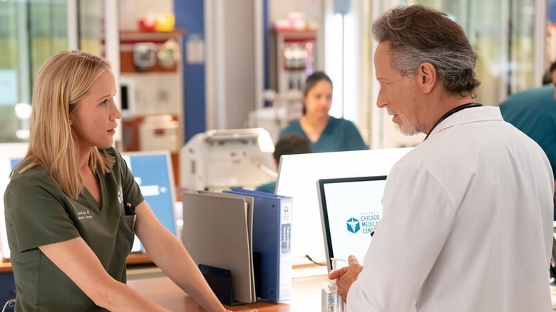 Hannah Asher and Dean Archer talking in "Chicago Med" (2015-present)